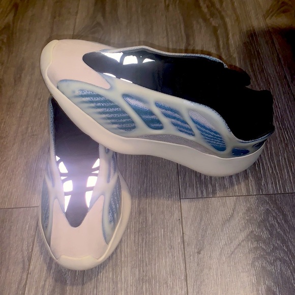 Yeezy Other - Yeezy 700 V3 "Kyanite" sneakers